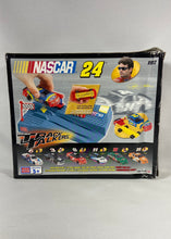 Charger l'image dans la galerie, Mega Bloks – NASCAR Track Talkers #24 (Jeff Gordon, électronique)
