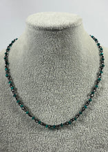 Charger l'image dans la galerie, Collier artisanal chaîne noire &amp; perles vert foncé
