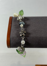 Charger l'image dans la galerie, Bracelet artisanal fleurs et feuilles – Tons vert et perle
