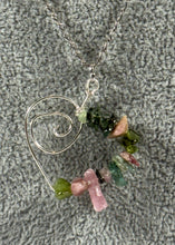 Charger l'image dans la galerie, Collier avec pendentif artisanal – pierres multicolores
