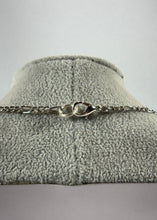 Charger l'image dans la galerie, Collier argenté à chaîne fine avec accents bleu et gris
