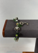 Charger l'image dans la galerie, Bracelet artisanal avec breloques décoratives – tons verts et argent
