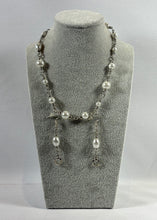 Charger l'image dans la galerie, Ensemble artisanal perlé – Collier et boucles d’oreilles faits main
