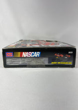 Charger l'image dans la galerie, Mega Bloks – NASCAR Dale Earnhardt Jr. #8 (Set 9925, 96 pièces)⠀⠀⠀⠀⠀⠀⠀⠀
