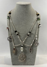 Charger l'image dans la galerie, Collier artisanal multi-chaînes argentées avec pendentifs décoratifs
