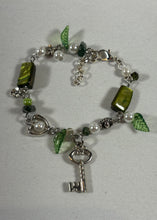 Charger l'image dans la galerie, Bracelet artisanal avec breloques décoratives – tons verts et argent
