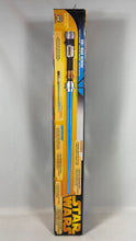 Charger l'image dans la galerie, Star Wars – Obi-Wan Kenobi Ultimate FX Lightsaber Hasbro 2005 (Boîte scellée)

