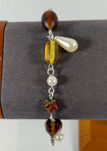 Charger l'image dans la galerie, Bracelet artisanal avec breloques décoratives – tons ambre et blanc
