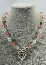 Charger l'image dans la galerie, Collier perles rosées &amp; cristal – Pendentif cœur argenté
