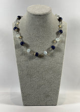 Charger l'image dans la galerie, Collier artisanal bleu et opale   ‍‍‍‍‍‍
Perles décoratives bleues
Chaîne argentée
