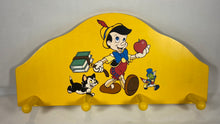 Charger l'image dans la galerie, Patère murale Disney Pinocchio en bois peint – Schmid vintage
