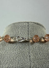 Charger l'image dans la galerie, Collier artisanal perles rosées &amp; pendentif Hamsa      ⠀⠀⠀⠀⠀⠀⠀⠀⠀⠀⠀
