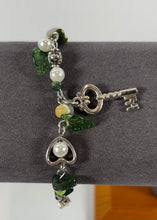 Charger l'image dans la galerie, Bracelet artisanal avec breloques décoratives – tons verts et argent
