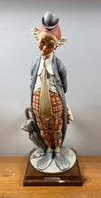Charger l'image dans la galerie, Clown en porcelaine G. Armani sur socle en bois – style vintage⠀⠀⠀⠀⠀⠀⠀⠀⠀⠀
