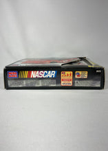 Charger l'image dans la galerie, Mega Bloks – NASCAR Dale Earnhardt Jr. #8 (Set 9925, 96 pièces)⠀⠀⠀⠀⠀⠀⠀⠀

