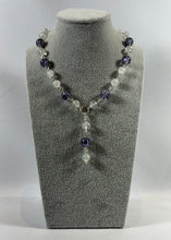Charger l'image dans la galerie, Collier artisanal perles bleu nuit &amp; cristal – Pendentif perles argenté

