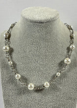 Charger l'image dans la galerie, Ensemble artisanal perlé – Collier et boucles d’oreilles faits main
