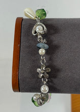 Charger l'image dans la galerie, Bracelet artisanal fleurs et feuilles – Tons vert et perle
