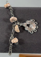 Charger l'image dans la galerie, Bracelet artisanal pierre rose – Breloque centrale argentée
