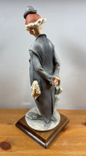 Charger l'image dans la galerie, Clown en porcelaine G. Armani sur socle en bois – style vintage⠀⠀⠀⠀⠀⠀⠀⠀⠀⠀
