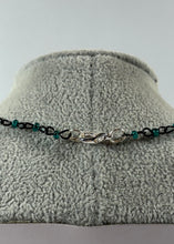 Charger l'image dans la galerie, Collier artisanal chaîne noire &amp; perles vert foncé
