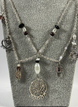 Charger l'image dans la galerie, Collier artisanal multi-chaînes argentées avec pendentifs décoratifs
