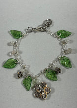 Charger l'image dans la galerie, Bracelet artisanal feuilles vertes – Style nature
