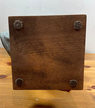 Charger l'image dans la galerie, Clown en porcelaine G. Armani sur socle en bois – style vintage⠀⠀⠀⠀⠀⠀⠀⠀⠀⠀
