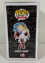 Charger l'image dans la galerie, DC Super Heroes – Harley Quinn #233 – Hot Topic Exclusive
