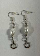 Charger l'image dans la galerie, Ensemble artisanal perlé – Collier et boucles d’oreilles faits main
