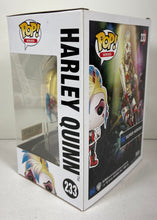 Charger l'image dans la galerie, DC Super Heroes – Harley Quinn #233 – Hot Topic Exclusive
