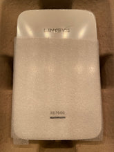 Charger l'image dans la galerie, Linksys RE7000-CA, prolongateur de portée AC1900 Plus, unité simple, blanc
